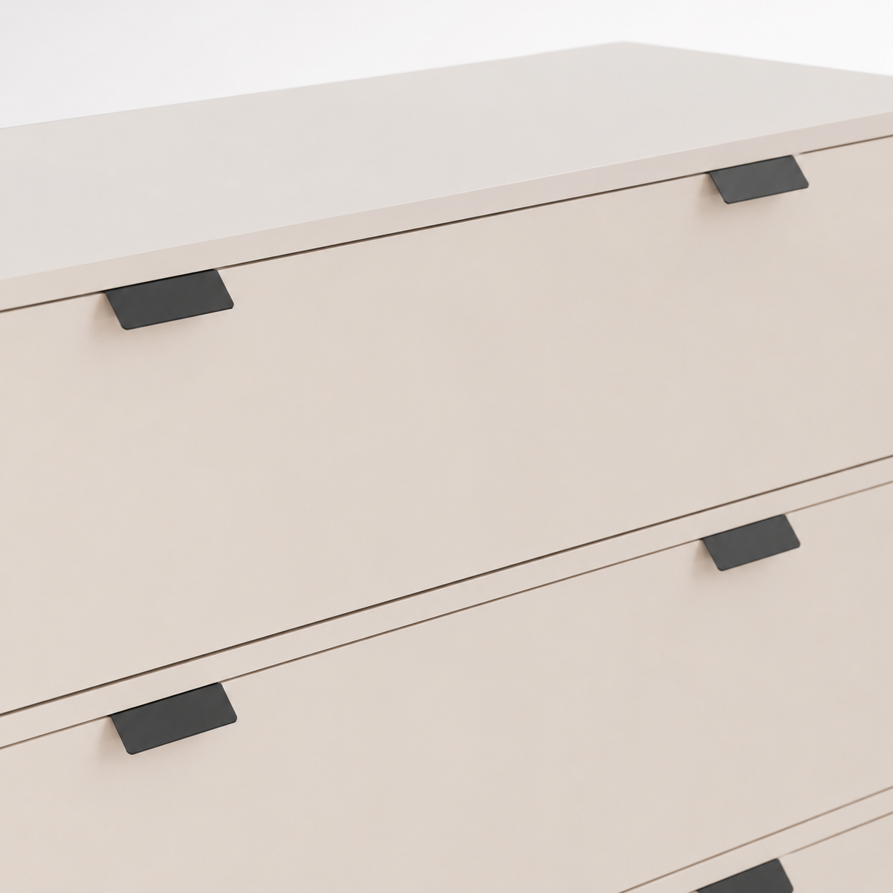 Komoda CORTINA – metalowe uchwyty i płyta laminowana 16 mm